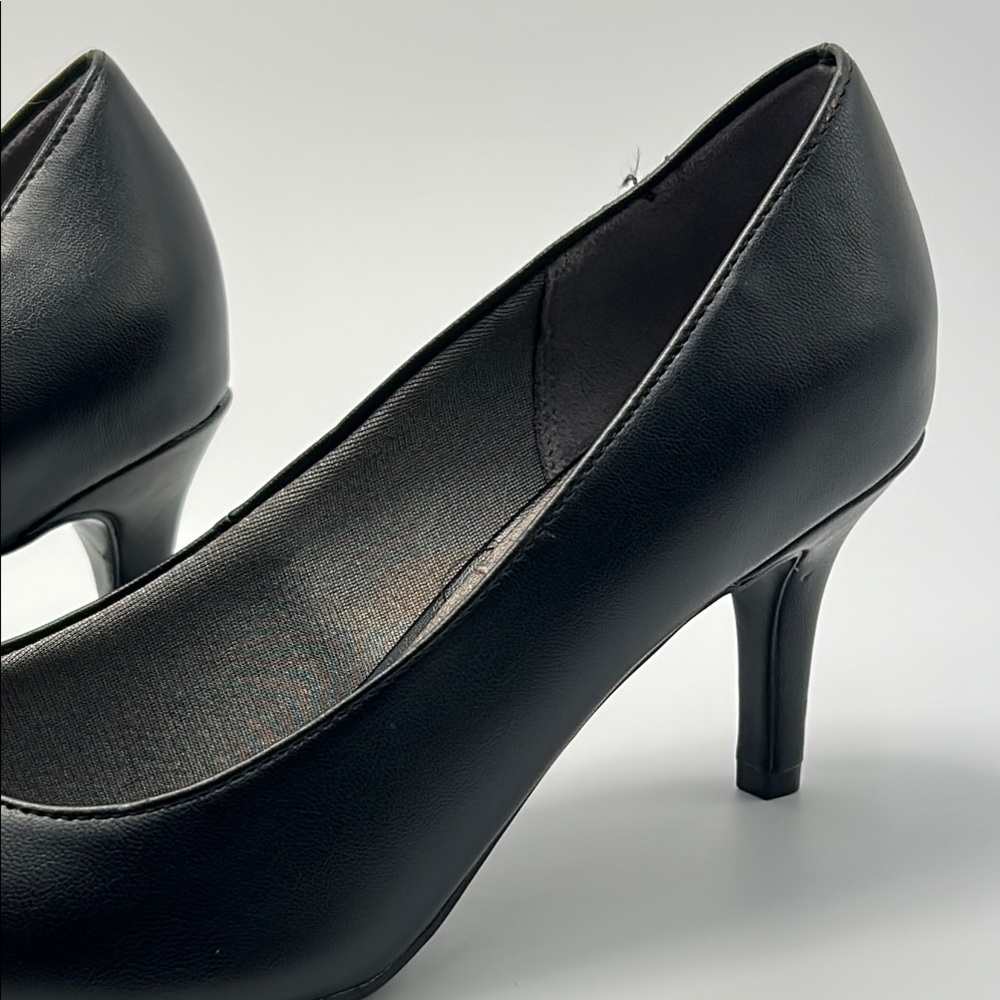 Lifestride Sevyn Pump Pointy Toe Professional Classic 8w Black Faux Leather NWOT - Picture 12 of 15